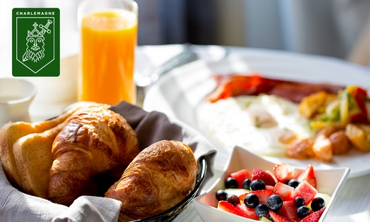 Ontbijt incl. jus d'orange en koffie/thee bij Café Charlemagne in hartje Maastricht