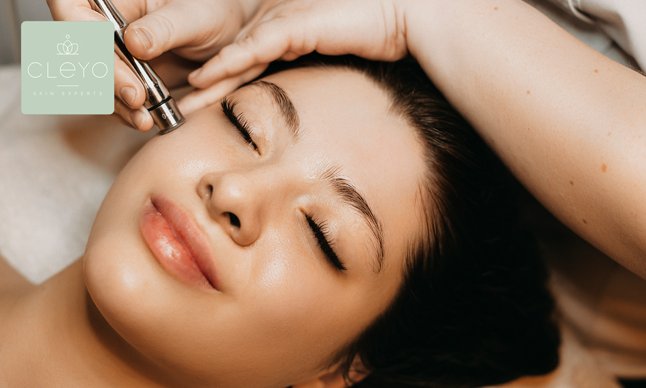 Microdermabrasie-gezichtsbehandeling of carbon peeling naar keuze