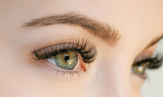 Permanente make-up eyeliner of wenkbrauwen