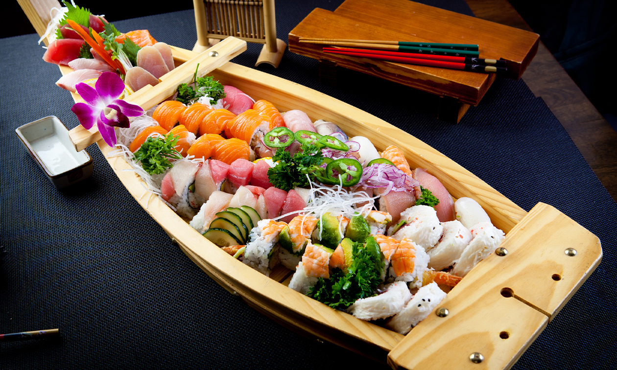 Sushiboot voor 1 of 2 personen (25 of 50 stuks) + 2 loempia's voor afhaal of dine-in