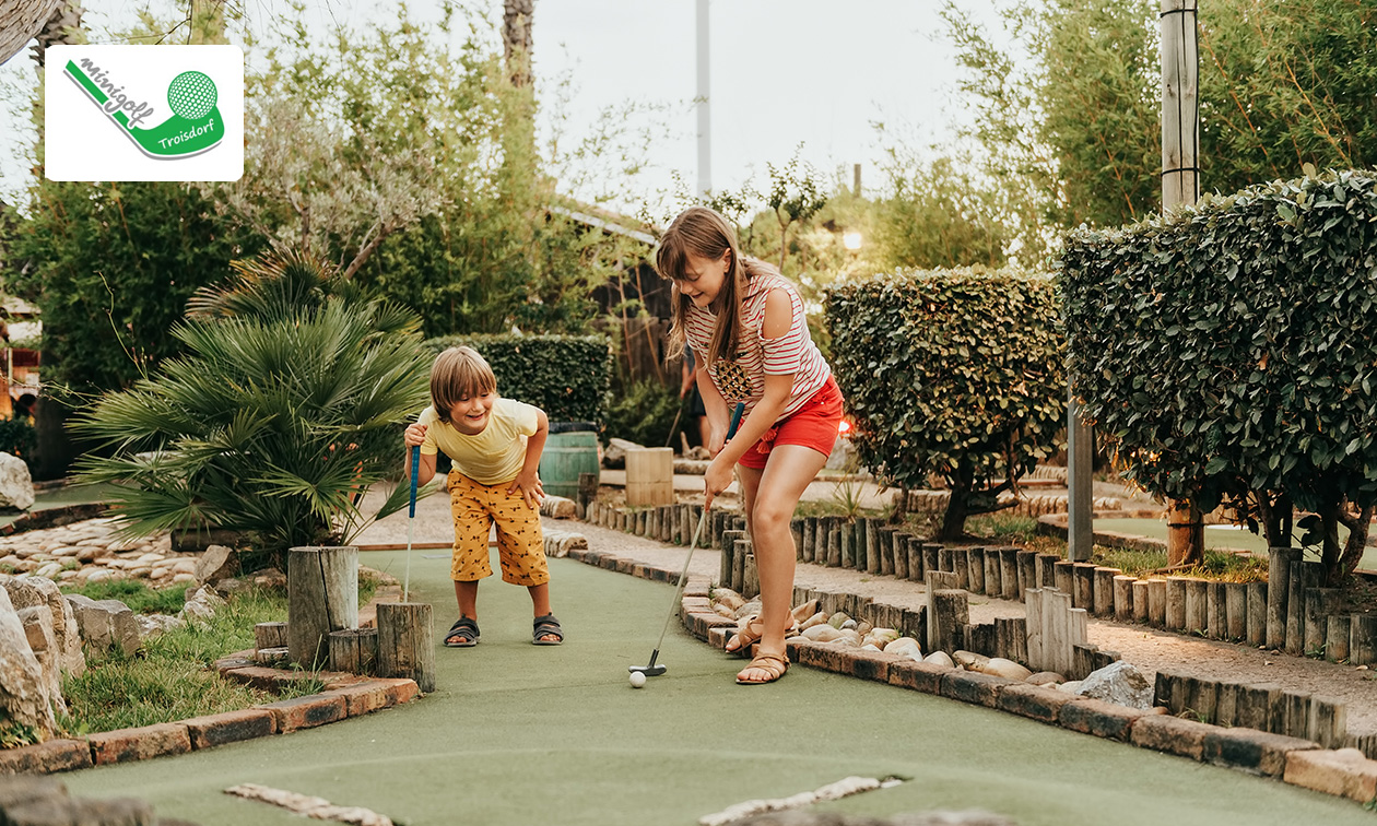 Minigolf + Heißgetränk oder kaltes Softgetränk (0,3 l) nach Wahl