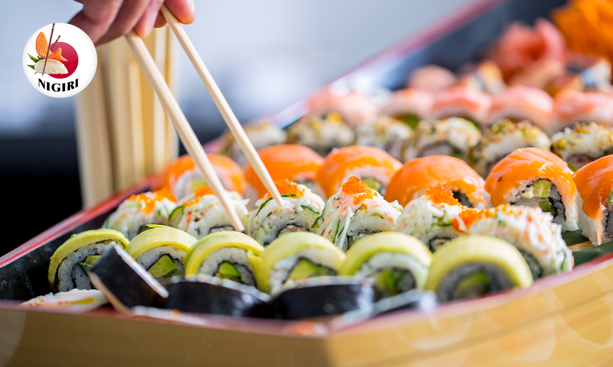Luxe sushiboot (50 stuks) + wakamesalade voor 2 personen voor afhaal bij Nigiri Sushi