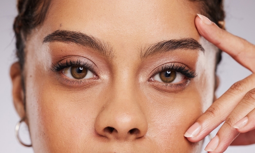 Rehaussement des cils + coloration + soin contour des yeux à Estaimpuis