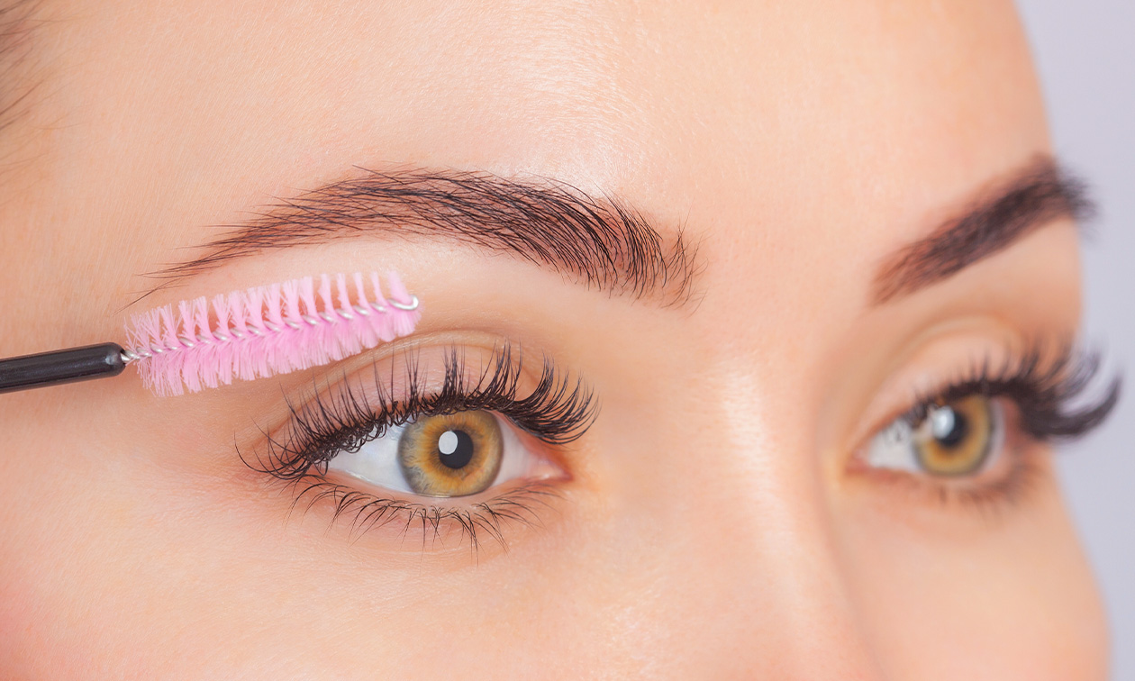 Wenkbrauw- of wimperbehandeling naar keuze
