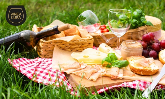Luxe picknickmand voor 2 personen + fles wijn bij Vinea Cura